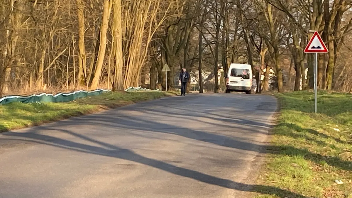 Wellig, geflickt, schmal und ohne durchgängigen Fuß- und Radweg: der Zustand der Landesstraße L373 erregt seit Jahren die Gemüter der Bürger in Groß Lindow, Brieskow-Finkenheerd und Müllrose