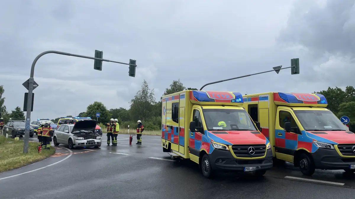 Einsatz von Polizei, Feuerwehr und Rettungswagen bei Seelow: An der Abfahrt Waldsiedlung ist es am 3. Juni zu einem Unfall gekommen.