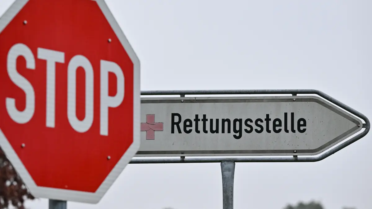 Ein Schild mit der Aufschrift „Rettungsstelle“ weist den Weg zur Notaufnahme einer Klinik. Doch wer ist in den Notaufnahmen in Strausberg und Rüdersdorf im Notfall eigentlich richtig? (Symbolbild)