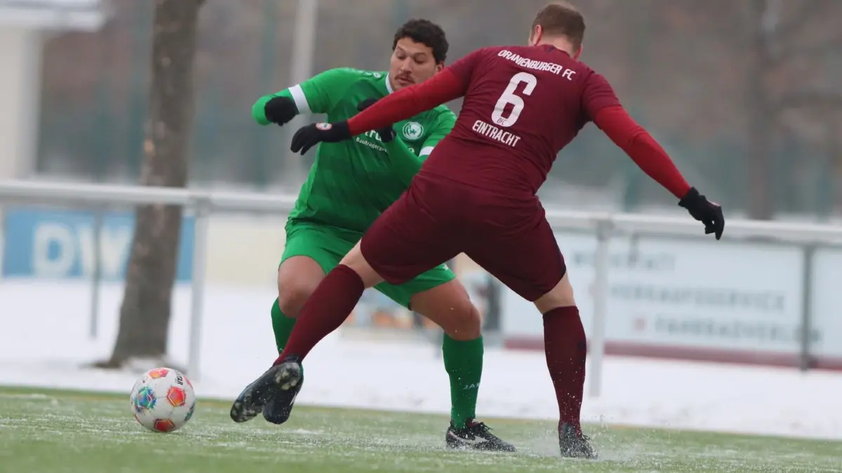 Fußball auf Schnee, Testspiel Oranienburger FC EIntracht gegen Preussen Eberswalde in Neuruppin am 31. Januar 2026