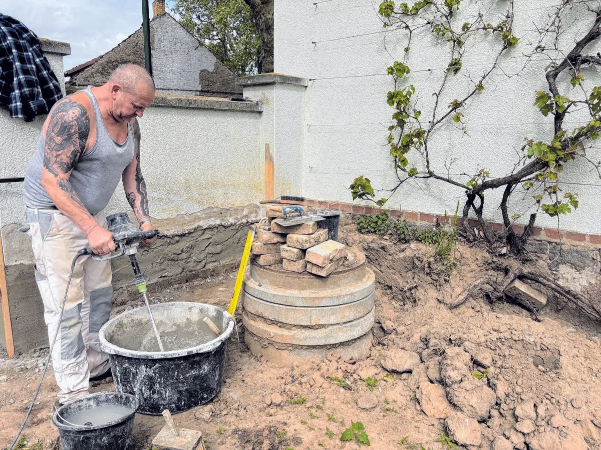 Maurer Udo Sauel erledigt alle Beton- und Maurerarbeiten, wie sie zum Beispiel beim Einbau von Fenstern und Türen notwendig werden.