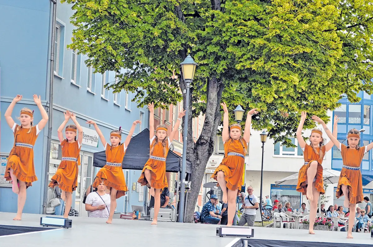 Zu den Highlights der Shopping-Nacht gehören die Modenschau auf dem Laufsteg und der Auftritt von Tänzerinnen und Tänzern der Seelower Volks- und Showtanzgruppe.