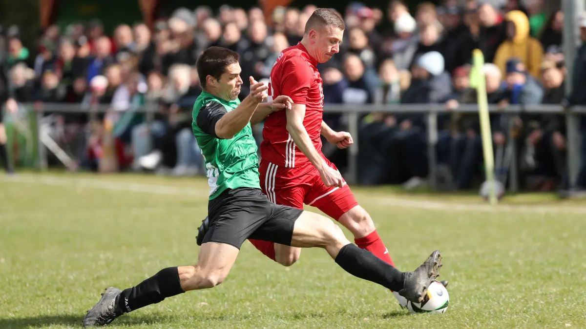 Am 6. April unterlag der VfB Gramzow im nachgeholten Derby aus der Hinrunde nach einer 3:0-Führung noch mit 3:4 gegen Rot-Weiß Prenzlau (hier mit Mats-Erik Magnus/links gegen Lukas Theel). Danach musste der Trainer seinen Stuhl räumen. Am Freitagabend (5. Juni) kommt es nun zum Rückspiel.