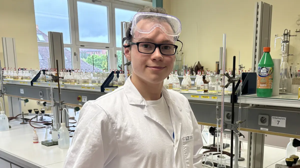 Tobias Schröder, Schüler des Gauß-Gymnasiums in Frankfurt (Oder), nimmt bei der Chemie-Olympiade 2026 in Usbekistan teil. Worauf sich der 17-Jährige freut.