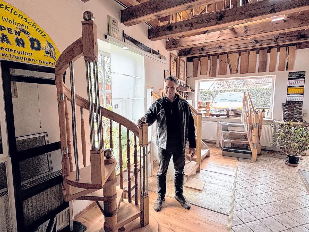 Treppen sind seit jeher sein Metier. Hans-Martin Roland in seinem Büro- und Ausstellungsraum. Hier sind u.a. verschiedene Mustertreppen zu sehen.