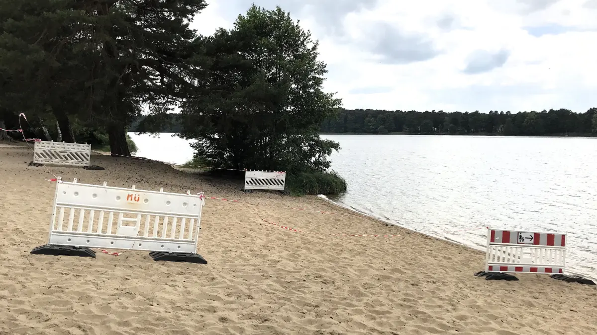 Müllrose. Freibad Großer Müllroser See, Ostufer. Nach dem Fund von verrosteten Resten eines Maschendrahtzauns im Sand ist der Strand auf einer Fläche von etwa 16 × 10 Meter gesperrt. 01.06.26 Foto: Frank Groneberg