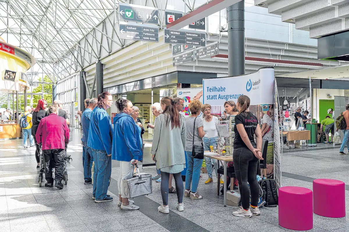 Helfende Hände: Zahlreiche Besucher informierten sich in den vergangenen Jahren beim Aktionstag über Unterstützungsmöglichkeiten. Am Donnerstag wird im Spitzkrug Multi Center erneut eingeladen.