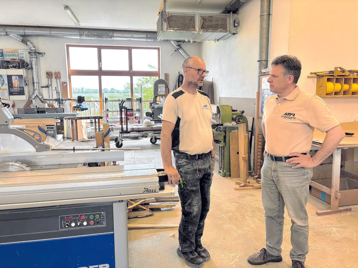 Mit modernen Geräten ist die Holzmanufaktur Roland in Friedersdorf ausgestattet. Hier ist der Chef Hans-Martin Roland (rechts im Bild) im Gespräch mit dem Mitarbeiter Jens Kischel. ⇥Fotos: Bernd Röseler