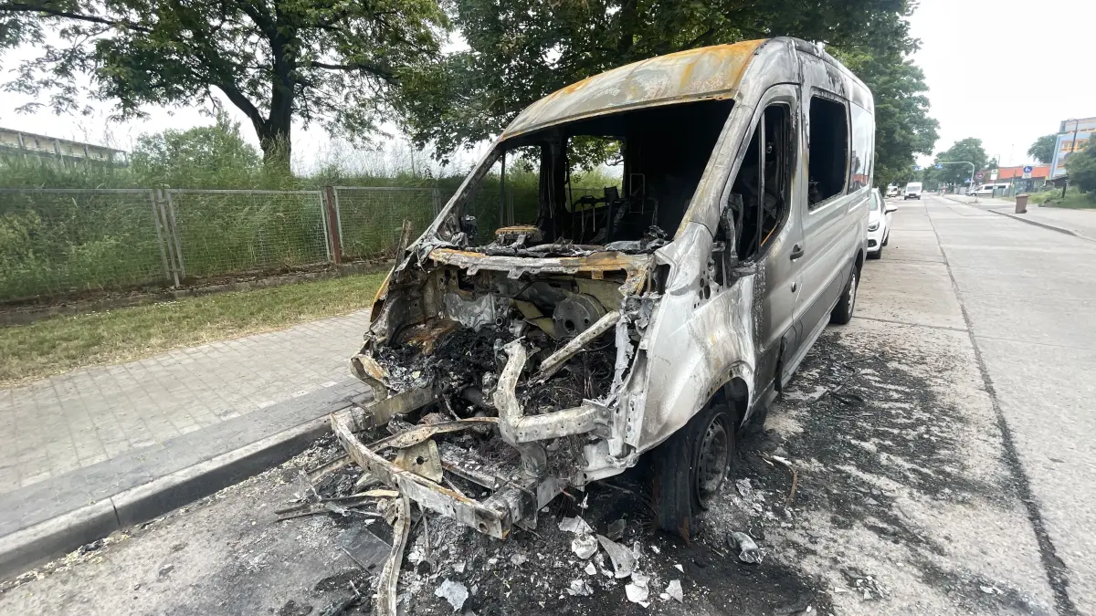 Nach dem Brand im Schönfelder Weg blieb von dem Transporter nur ein Wrack zurück. Die Polizei ermittelt wegen des Verdachts der Brandstiftung.