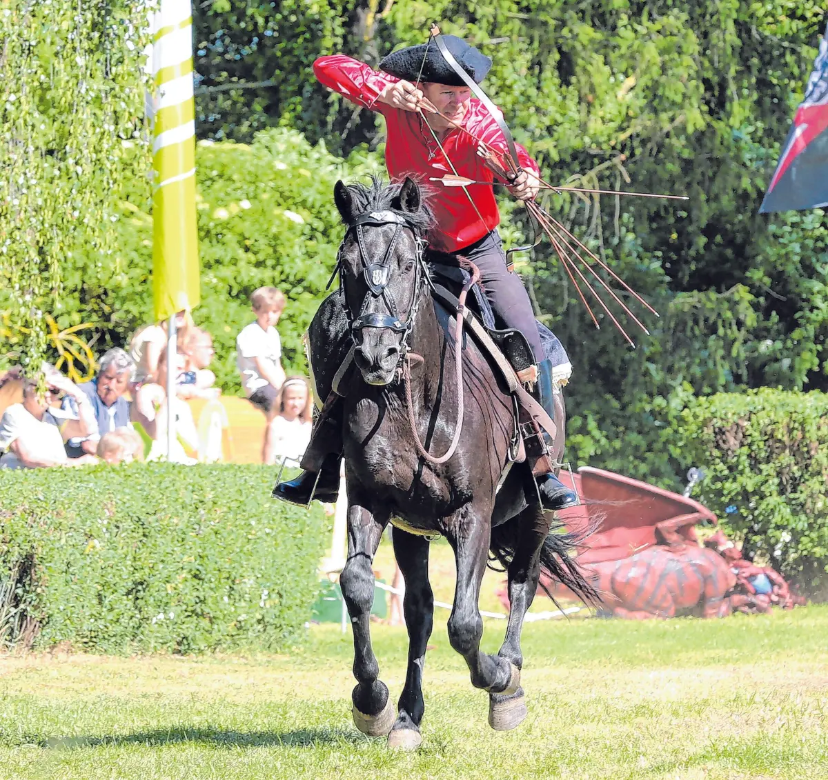 Tolle Showeinlage: Viel Beachtung und Beifall gab es beim Wustrower Pfingstturnier auch für die Drachenreiter aus dem Müncheberger Ortsteil Eggersdorf. ⇥Fotos: Udo Plate