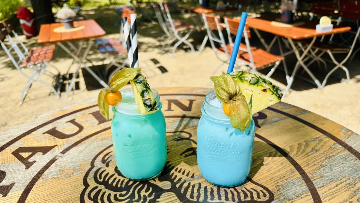 Im Biergarten Strikers 2.0 in Fürstenwalde gibt es zur Fußball-WM 2026 Cocktails.