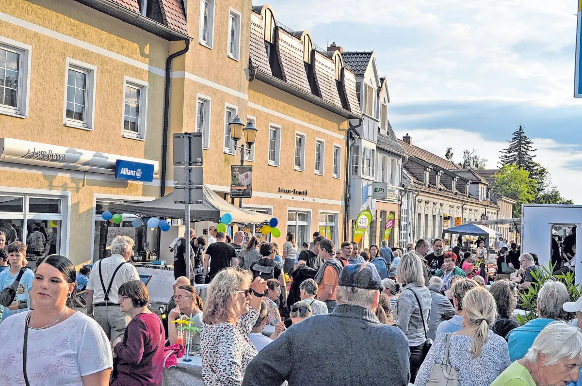 Bei der Seelower Shoppingnacht herrscht traditionell ein buntes Menschengewimmel auf den Straßen der Innenstadt. ⇥Fotos: Cornelia Mikat