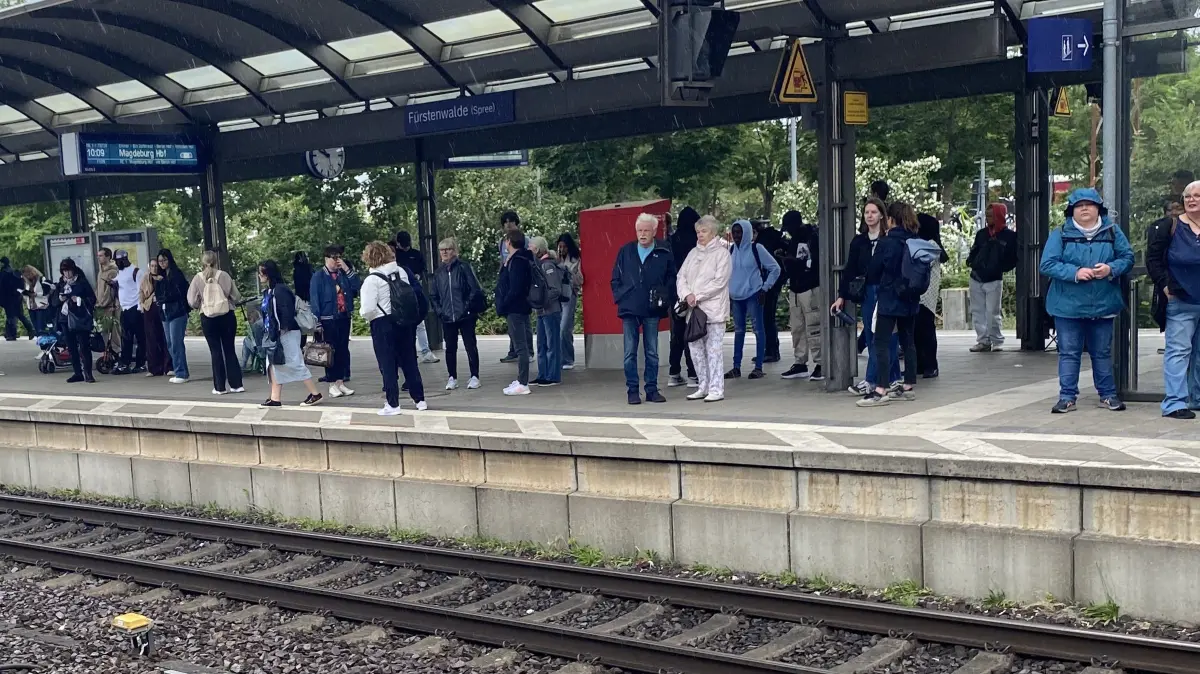 Warten auf den Zug: Menschenmenge am Bahnhof Fürstenwalde, kurz vor 10 Uhr.