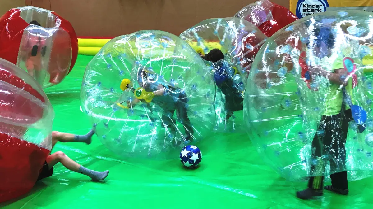(ohne Überschrift): Müllrose. Turnier Bubble-Soccer Amt Schlaubetal, Schlaubetal-Halle. 15.11.2019 Foto: Frank Groneberg