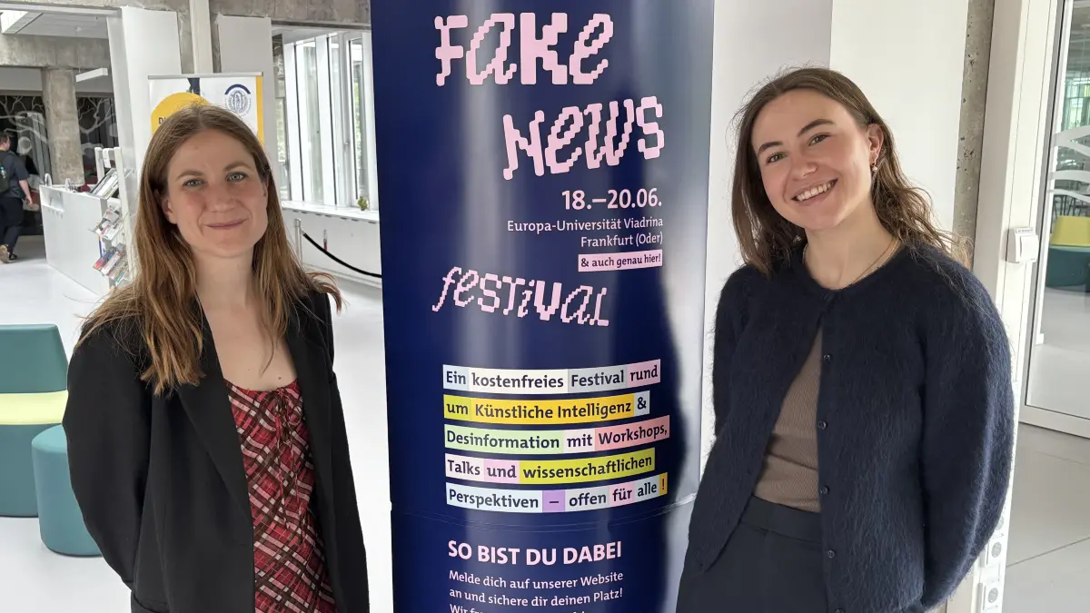 Prof. Dr. Charlotte Köhler (l.) und die Studierende Ira Helten organisieren das Fake News Festival in Frankfurt (Oder). Vorträge und Workshops sind im ganzen Stadtgebiet verteilt. Was de Besucher erwartet.
