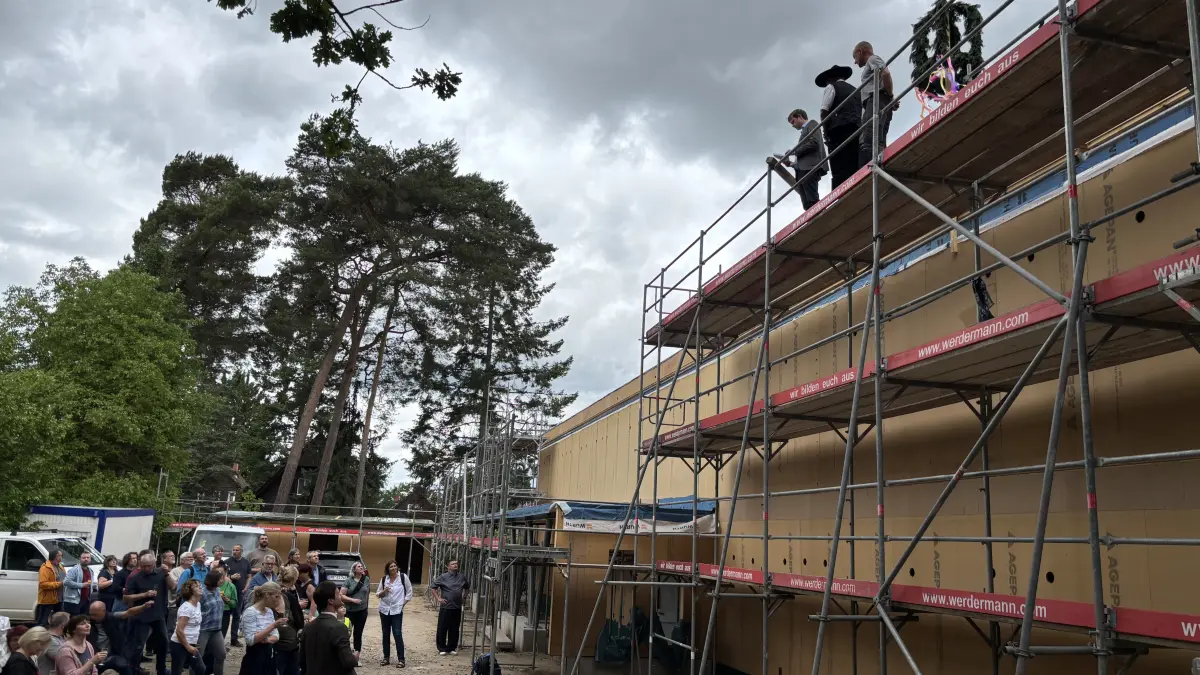 Mit vielen Gästen ist am Donnerstag, 4. Juni, Richtfest für die neue Kita Tabaluga in Neuruppin-Gildenhall gefeiert worden. Die Stadt investiert viel Geld, doch sie hat eine gute Gegenfinanzierung.