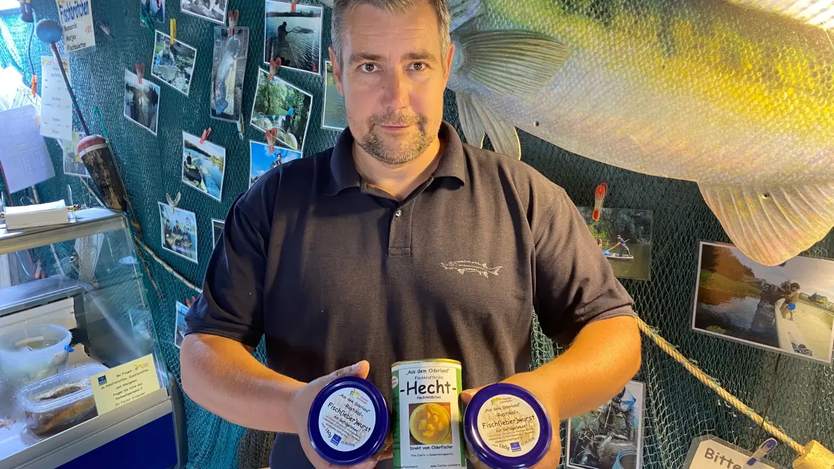 Spezialität bei Fischer Henry Schneider in Brieskow-Finkenheerd: verarbeiteter Süßwasserfisch. Der Firmeninhaber präsentiert Gläser mit Hechtklößchen-Suppe und Fischleber.