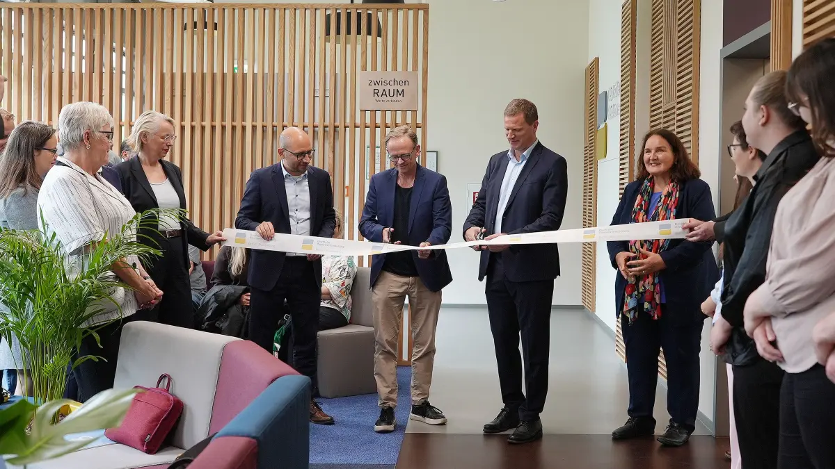 Dirk Kuske, Vorstandsvorsitzender der Deutschen Rentenversicherung Berlin-Brandenburg (m.), durchtrennte gemeinsam mit Nils Schuster, Vorsitzender der Vertreterversammlung des Rentenversicherungsträgers, zusammen mit Sylvia Dünn, Geschäftsführerin der DRV Berlin-Brandenburg, und Staatssekretär Dr. Johannes Wagner (3. und 4. v. l.) sowie Susanne Feldkötter, alternierende Vorsitzende der Vertreterversammlung (4. v. r.) das symbolische Band.