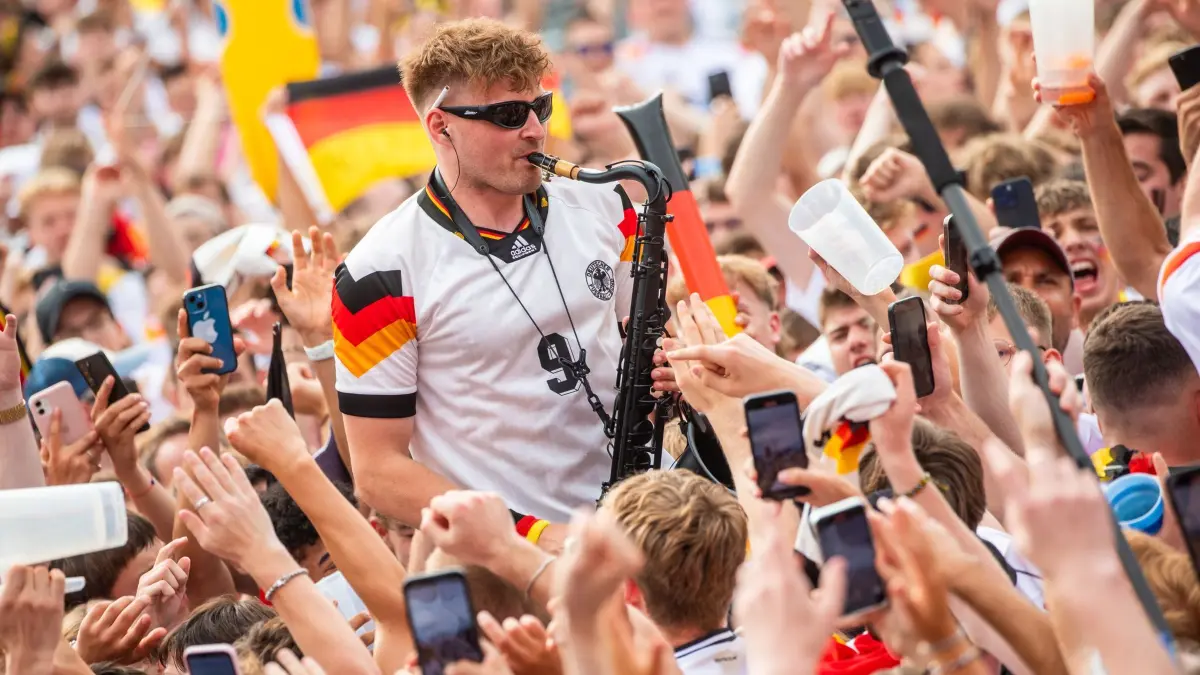 Euro 2024: Spanien - Deutschland - Andre Schnura: ARCHIV - 05.07.2024, Baden-Württemberg, Stuttgart: Fußball: EM, Spanien - Deutschland, Finalrunde, Viertelfinale in Stuttgart. Vor dem Spiel spielt Saxofonist Andre Schnura für Fans in der Fan Zone auf dem Schlossplatz. (zu dpa: «Shakira, Helene Fischer, Saxofon-Typ: Die Hits zur WM 2026») Foto: Christoph Schmidt/dpa +++ dpa-Bildfunk +++