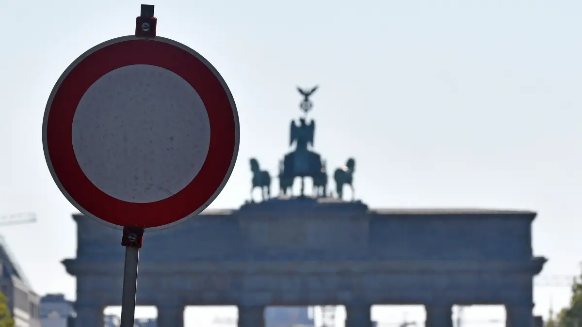 Ein Durchfahrtverbotsschild steht am 3auf der Straße des 17. Juni vor dem Brandenburger Tor. Am Montag (8.6. könnte es aufgrund einer Demo in Berlin zu erheblichen Verkehrseinschränkungen kommen.