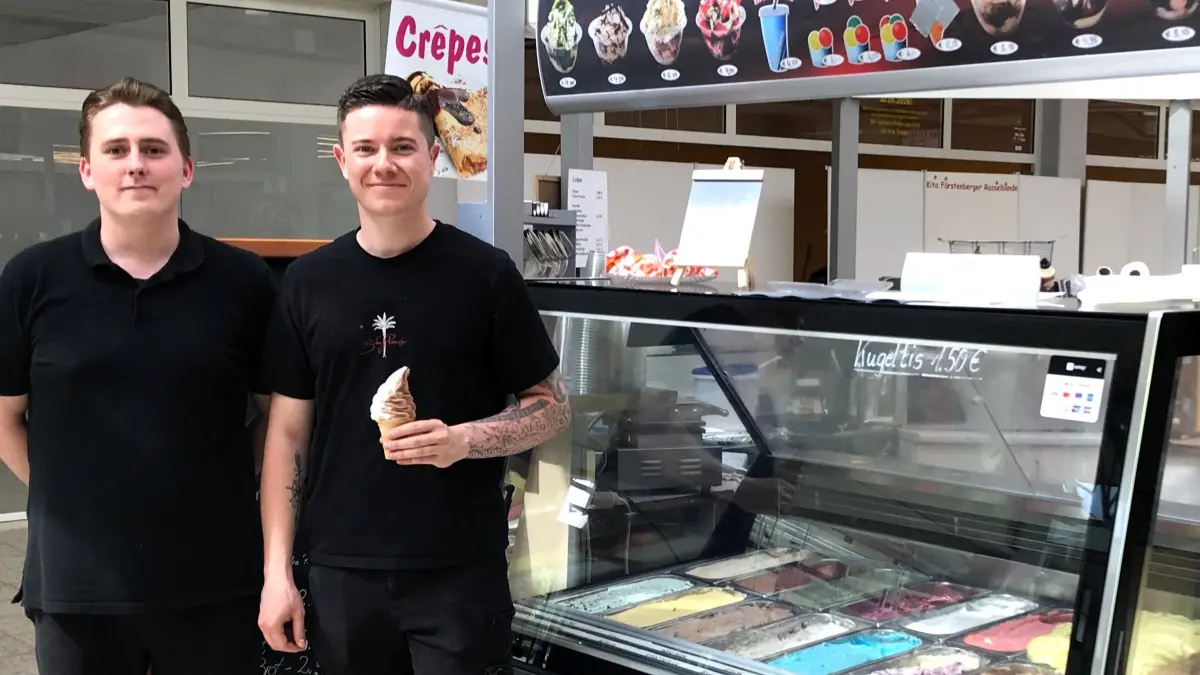 Eisenhüttenstadt. City-Center. Nach dem Aus des Eiscafé Thrams betreiben die Existenzgründer Robby Peter (25, l.) und Jean Anders (24) seit dem 01.06.2026 vor dem Café den Eispavillon "Jean's Snackbar" selbstständig und mit erweitertem Angebot weiter. Foto vom 04.06.2026. Foto: Frank Groneberg