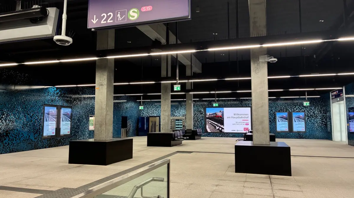 Blick in die neue Zwischenebene mit Sitzplätzen am Hauptbanhof in Berlin die die S15 und die U5 verbindet.