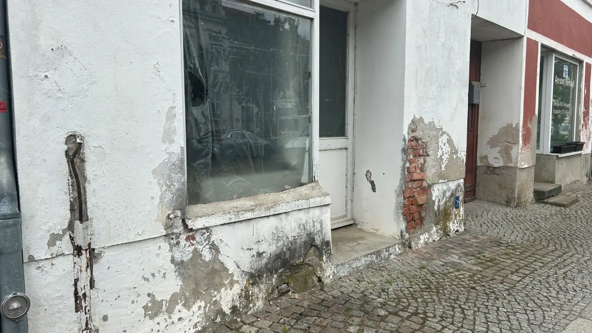 Selbst die Front der Berliner Straße 10 in Angermünde zeigt das Alter des Gebäudes.