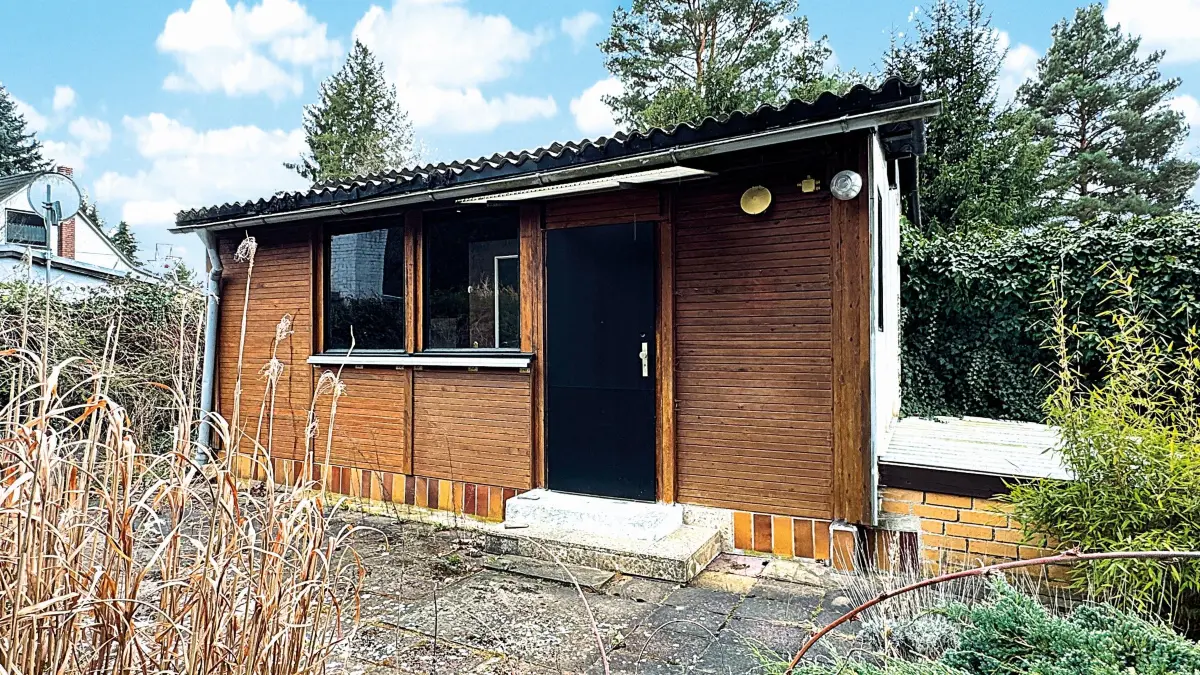 Ein Baugrundstück in Grünheide wird versteigert. Auf dem Grundstück befindet sich ein alter Bungalow, der allerdings abrissreif ist.