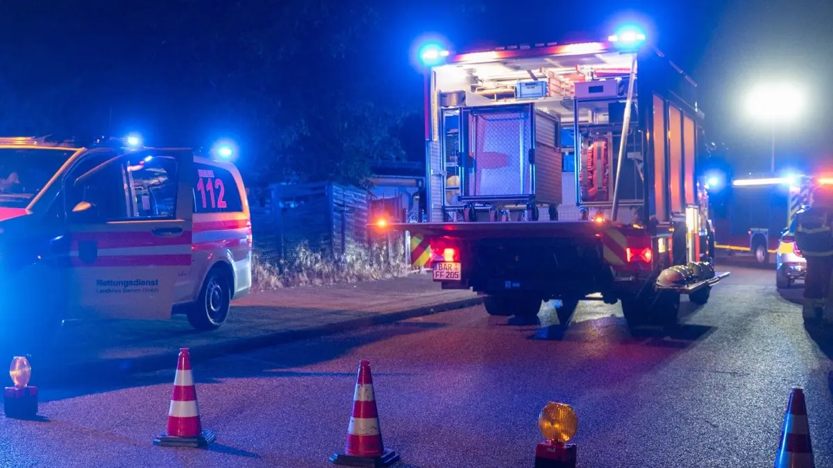 Feuerwehr und Krankenwagen am S-Bahnhof in Zepernick, 3.6.26
