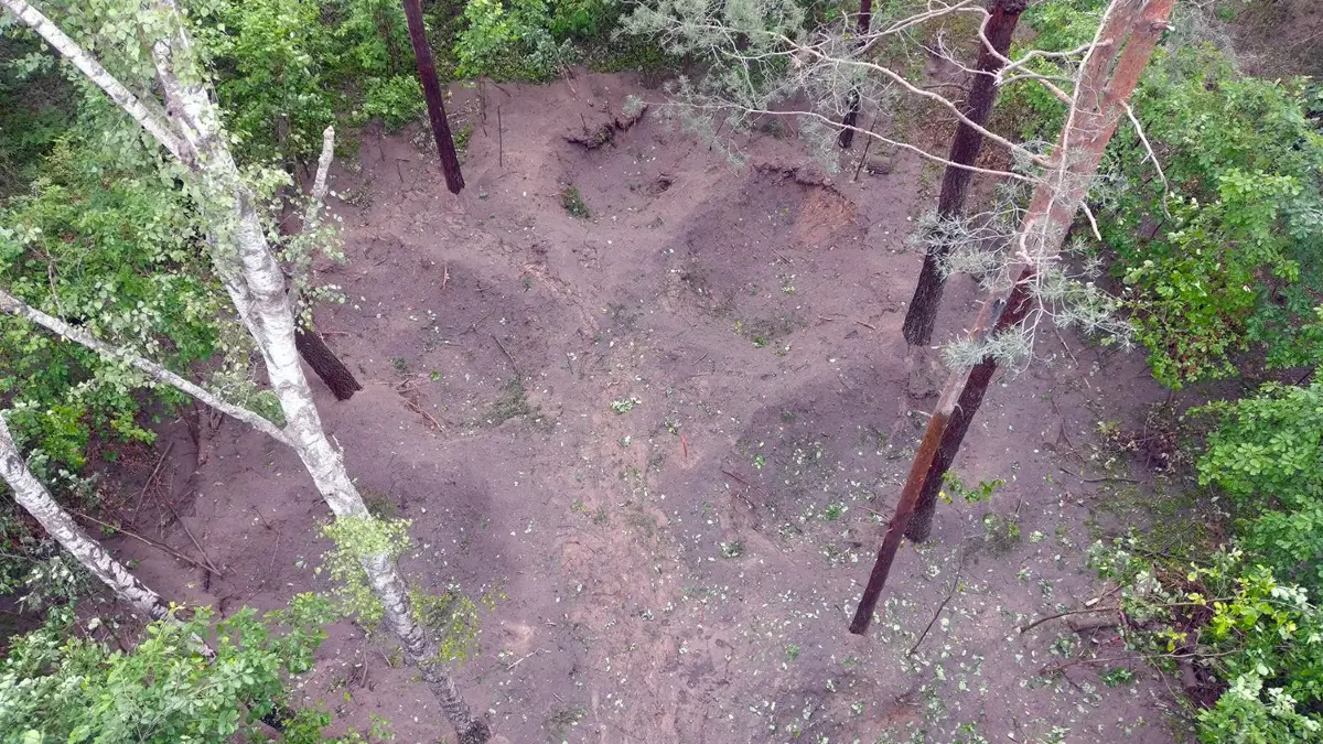 Krater im Borgsdorfer Wald: Die tiefen Löcher, die durch die Detonationen der Kampfmittel entstanden sind, werden wieder mit Erde verfüllt. Auch Bombensplitter werden im Nachgang durch die Firma Koch eingesammelt und entsorgt.