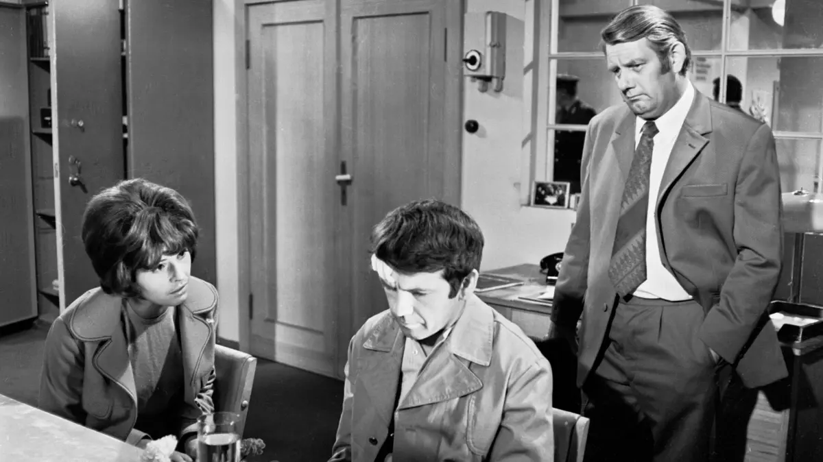 MDR FERNSEHEN 55 JAHRE POLIZEIRUF 110 - POLIZEIRUF 110: DER FALL LISA MURNAU, am Montag (22.06.26) um 22:10 Uhr.
Eine Postbeamtin und ihr Bekannter werden bei einem Postraub verletzt. Es gibt viele Verdächtige, die offensichtlich alle etwas zu verbergen haben. - V.l.: Leutnant Vera Arndt (Sigrid Göhler), Harry Wolter (Ingolf Gorges), Oberleutnant Peter Fuchs (Peter Borgelt)
© mdr/rbb/DRA/Bernd Nickel, honorarfrei - Verwendung gemäß der AGB im engen inhaltlichen, redaktionellen Zusammenhang mit genannter MDR-Sendung bei Nennung "Bild: mdr/rbb/DRA/Bernd Nickel" (S4). MDR/HA Kommunikation, 04360 Leipzig, Tel: (0341) 300 6477 oder - 6463