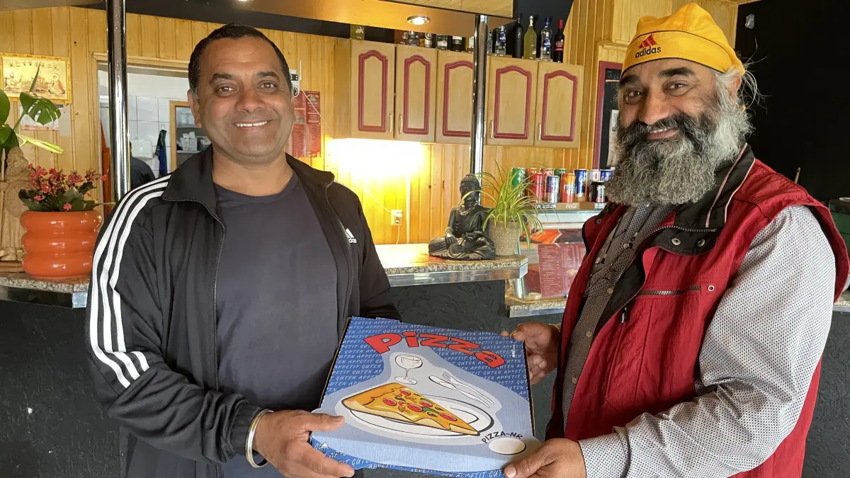 Nun auch als Pizza-Bäcker in Seelow aktiv: Gurdeep Singh, hier mit seinem Kollegen Surjit Singh, kennen die Seelower vor allem als Textil-Händler. Seit 30 Jahren ist der 51-Jährige bereits Seelower.