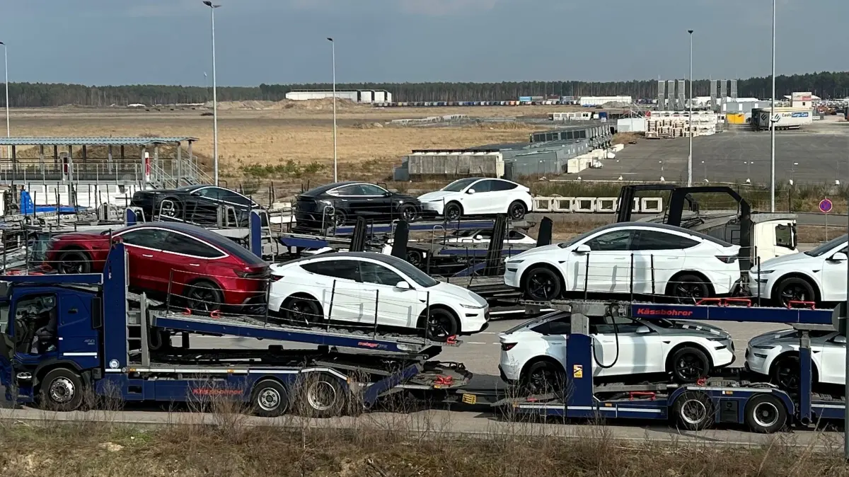 Tesla "made in Grünheide": Ein Lkw-Transporter mit Fahrzeugen vom Typ Model Y an der Gigafactory Berlin-Brandenburg.