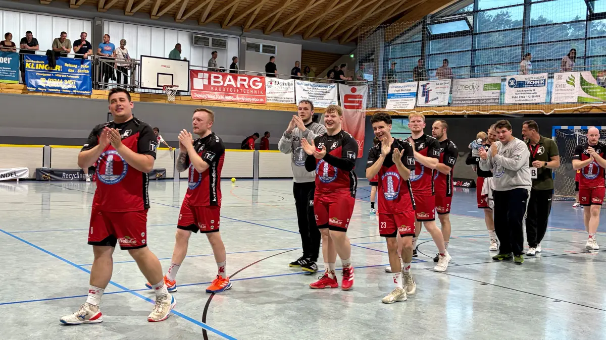 Abschied: Angeführt von Max Mattias (links) verabschieden sich die Oberliga-Handballer des SV Jahn Bad Freienwalde von der heimischen Fangemeinde. Die Saison 2025/2026 endet mit dem sonnabendlichen Gastspiel in Cottbus und dem Abstieg in die Verbandsliga.