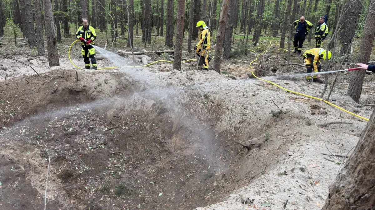 Wegen hoher Waldbrandgefahr wurden im Borgsdorfer Wald die Bombenkrater und deren Randbereiche von der Feuerwehr gewässert.