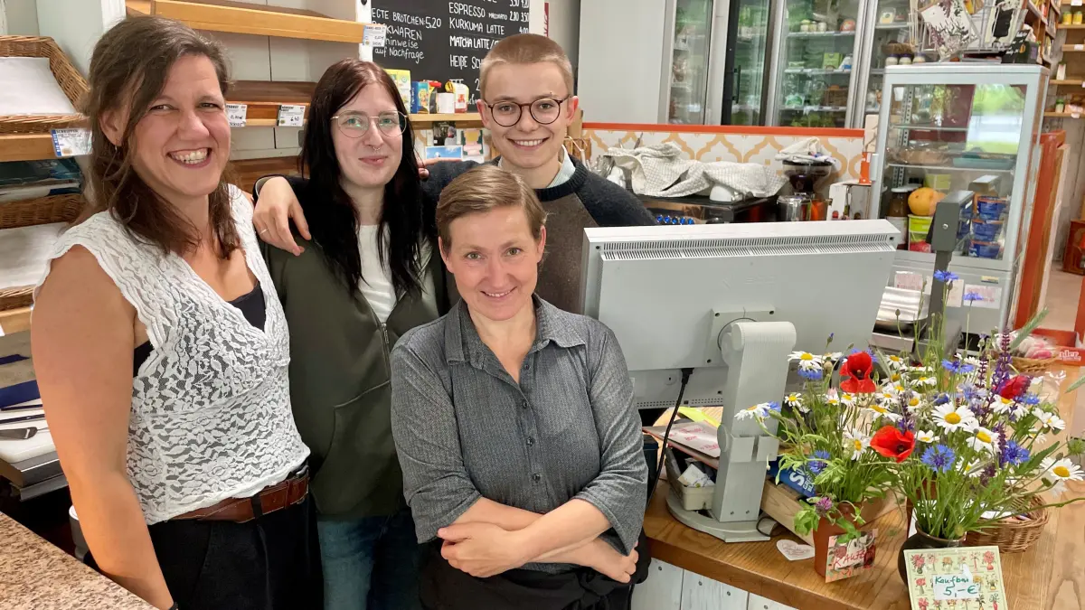 Bioladen Oranjeboom, seit 1996 in der Lehnitzstraße Oranienburg, Inhaberin Daniela Klaus (seit 2021, vorne im Foto, graues Oberteil) sucht eine Nachfolge, 2026 will sie ihr Geschäft übergeben