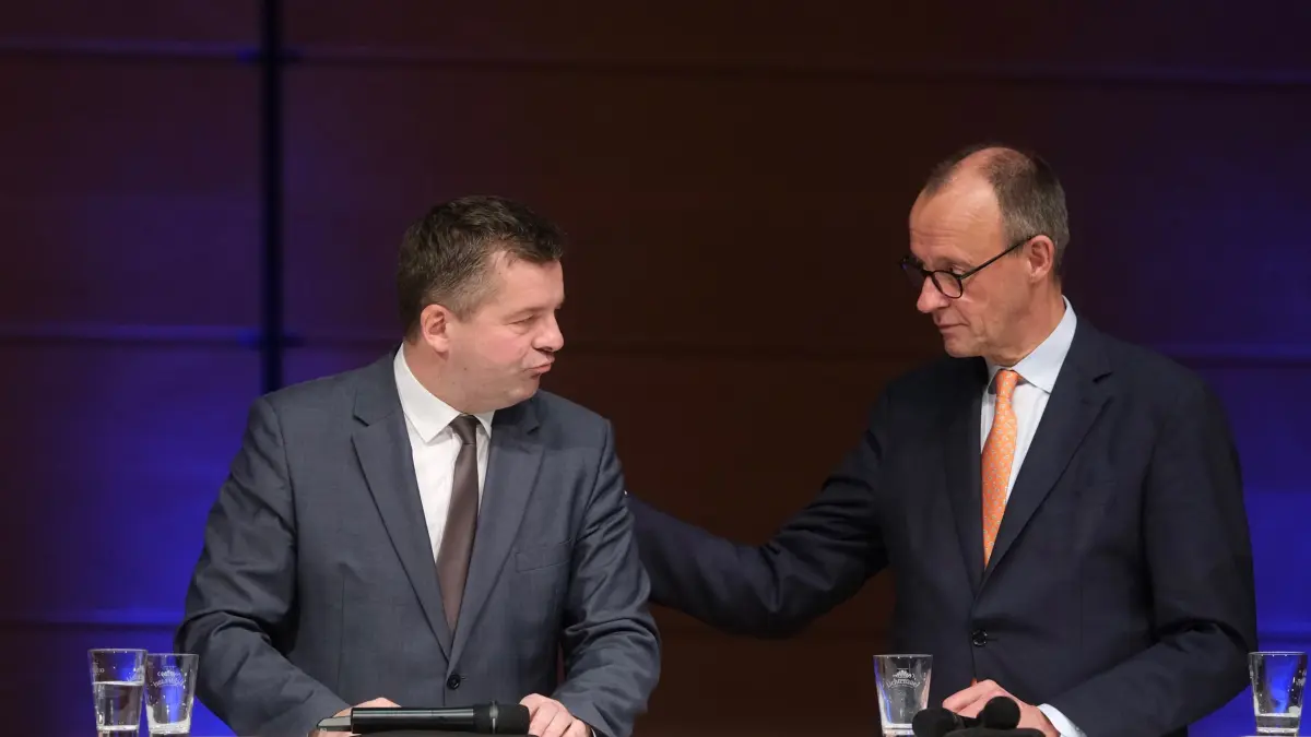 Schulze und Merz: ARCHIV - 14.01.2026, Sachsen-Anhalt, Halle (Saale): Sven Schulze (l, CDU), Ministerpräsident des Landes Sachsen-Anhalt, und Bundeskanzler Friedrich Merz (CDU) stehen beisammen auf einer Bühne. (zu dpa: «CDU sagt Präsidiumsklausur in Magdeburg ab») Foto: Sebastian Willnow/dpa +++ dpa-Bildfunk +++