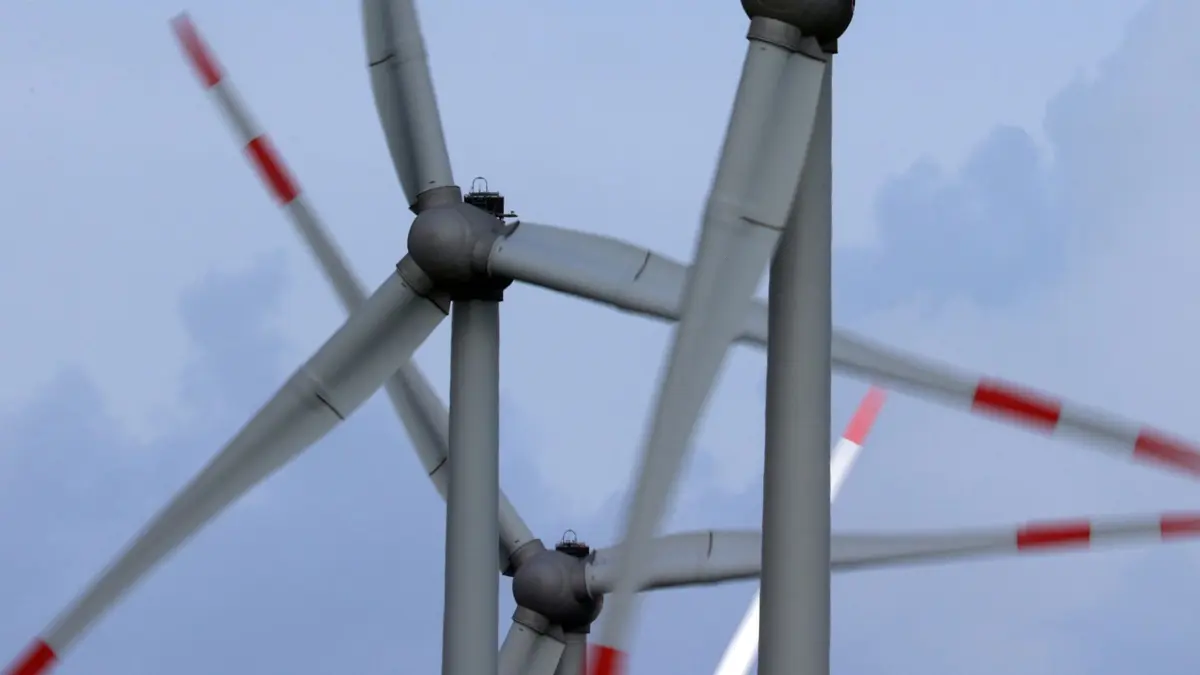 ARCHIV - 09.06.2022, Bayern, Bergtheim: Windräder drehen sich auf einem Feld im Wind. (Archivfolo) (zu dpa: «Bayern im Hintertreffen bei Windkraft-Ausschreibungen») Foto: Karl-Josef Hildenbrand/dpa +++ dpa-Bildfunk +++