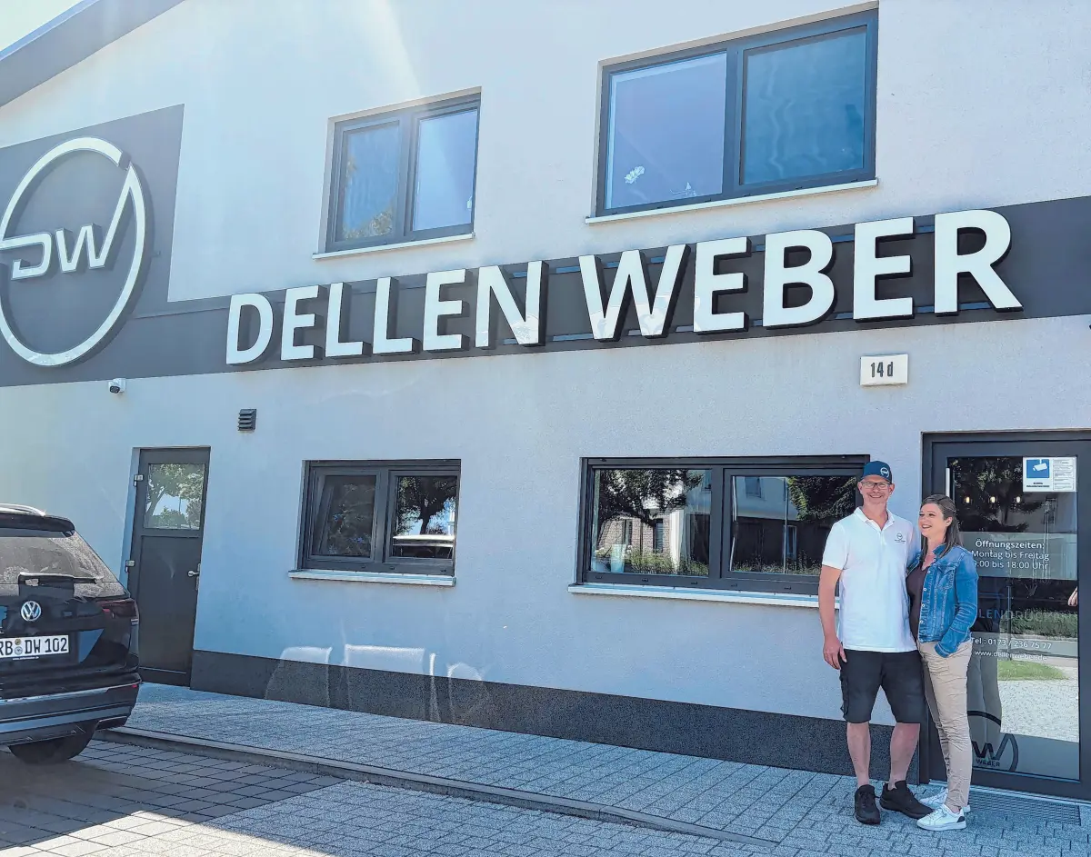 10 Jahre Selbstständigkeit: Andreas Weber und Doreen Krämer vor dem Unternehmen Dellen Weber im Strausberger Gewerbegebiet am Flugplatz