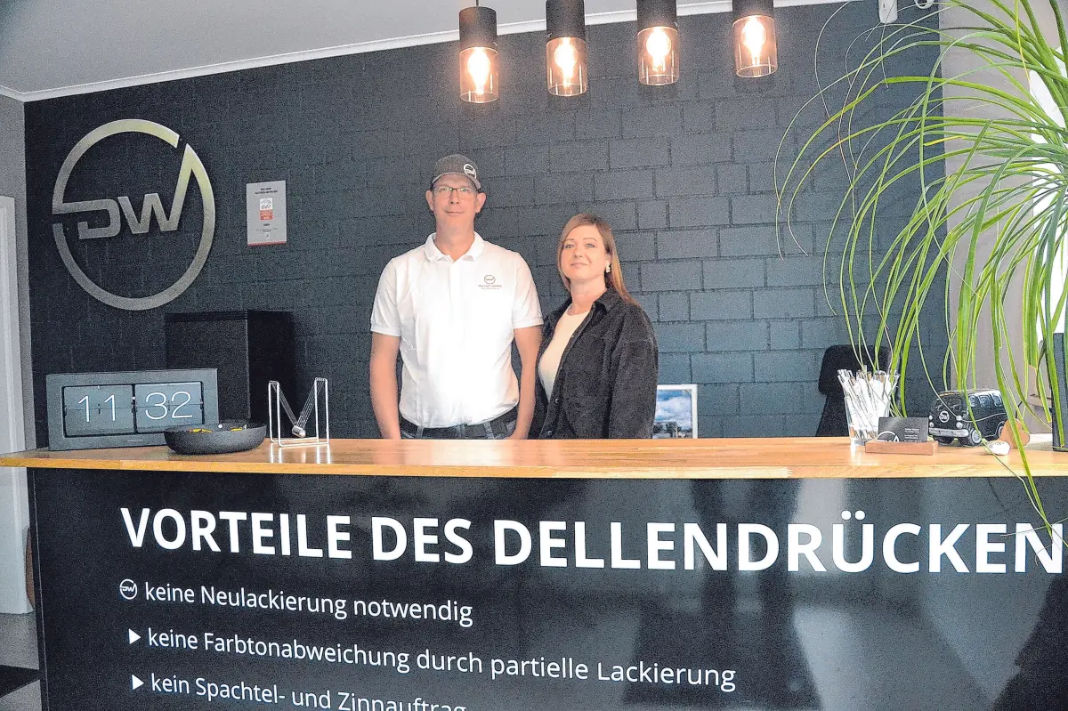 Andreas Weber und Doreen Krämer informieren im Empfangsbereich über die vielen Vorteile der professionellen Dellen-Entfernung ohne Lackieren.