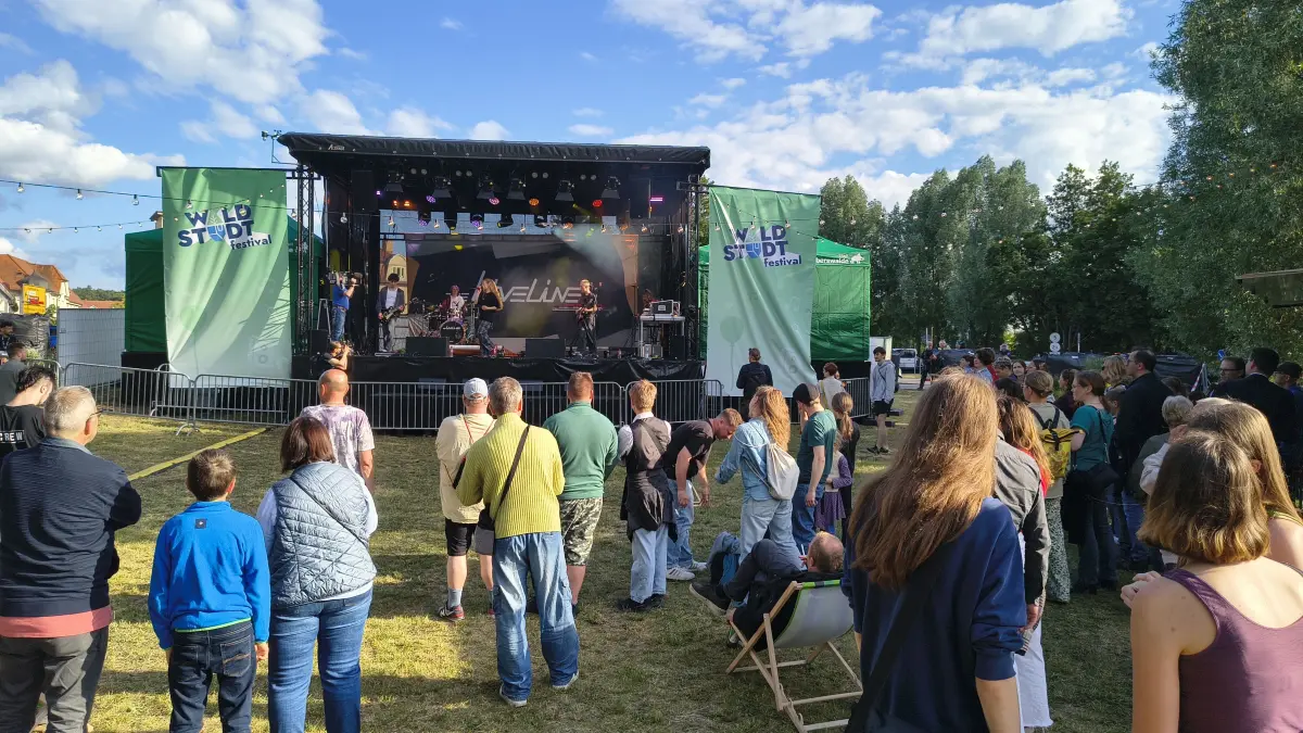 Sonnige Stimmung beim Auftakt zum diesjährigen Waldstadtfestival. Die Band Livelines aus Osnabrück machte den musikalischen Anfang.