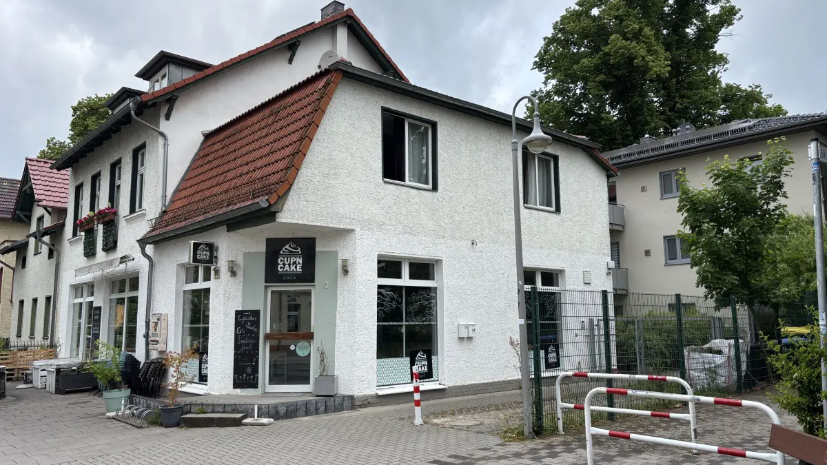 Wird versteigert: Das Wohn- und Geschäftshaus an der Ecke Schönfleißer Straße / Bildungsweg kommt "unter den Hammer". Die preislichen Vorstellungen klingen attraktiv.
