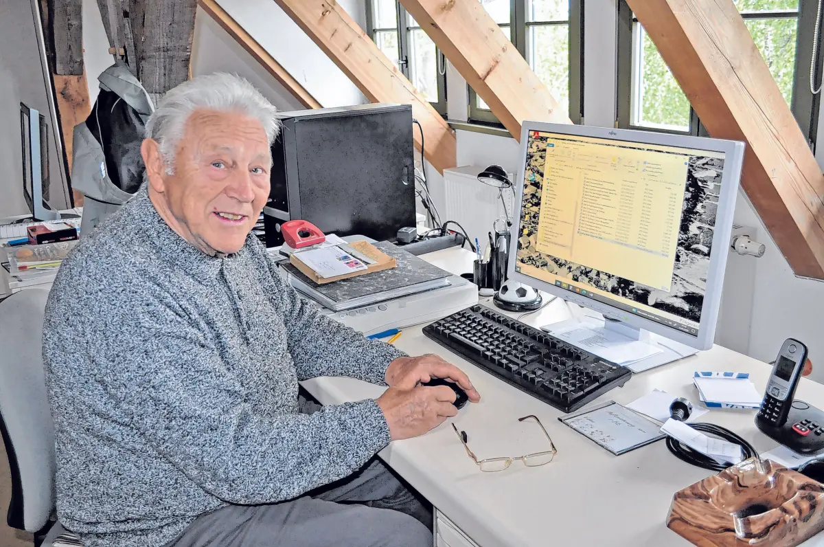 Stadtchronist Manfred Hunger bei der Vorbereitung eines Vortrages: Er erarbeitete in den zurückliegenden Monaten den Inhalt einer interessanten Ausstellung zur Geschichte der Stadt Lebus, die gegenwärtig im Amtsgebäude zu sehen ist.