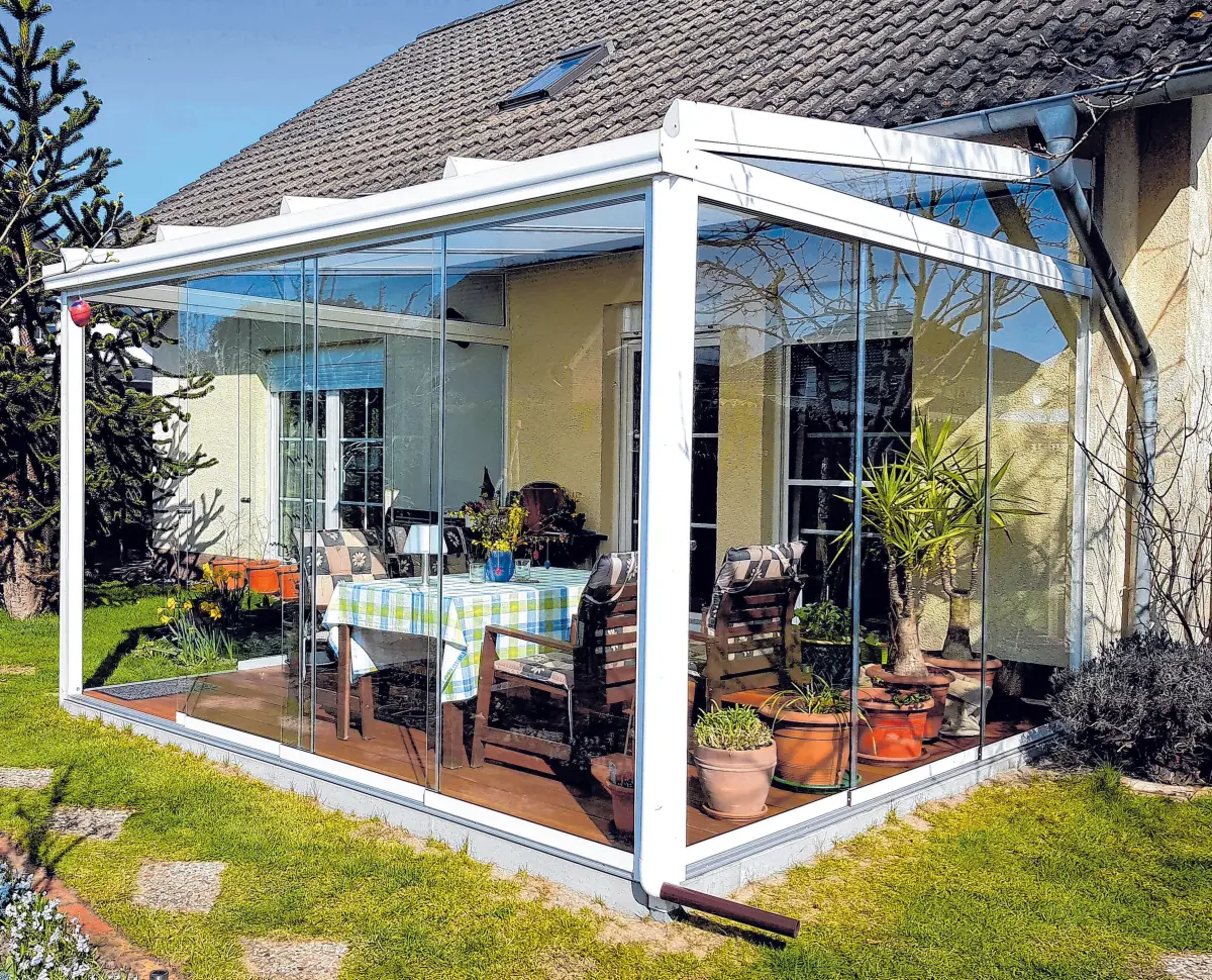 Lädt zum Urlaub in den eigenen vier Wänden ein: Ein Wintergarten von der Firma ATB Brandenburg erbaut.