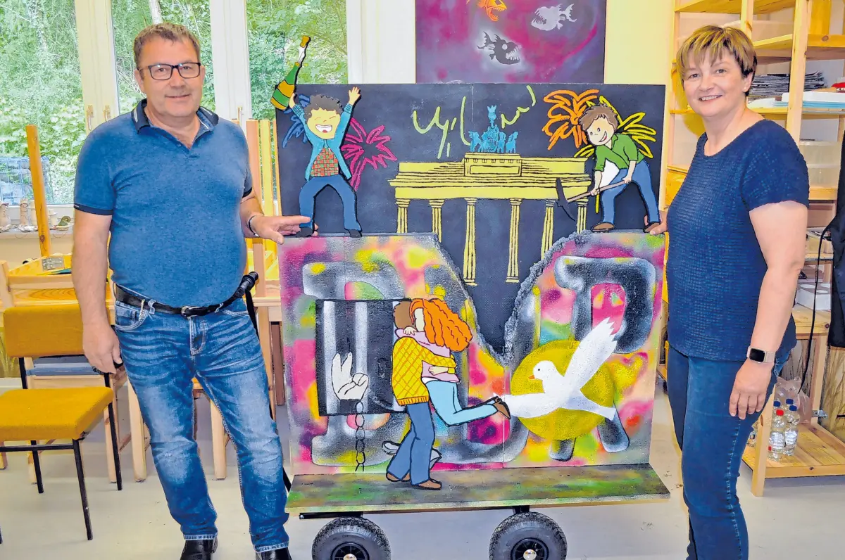 Auf der Zielgeraden zum Festwochenende: Der Lebuser Bürgermeister Ralf-Tore Fabig mit der Regisseurin des Festumzuges, Maren Nickel, an einem bereits fertig gestellten Bollerwagen der Burgschule