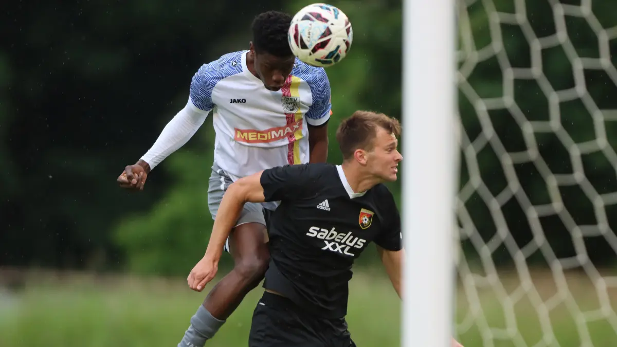 Fußball Brandenburgliga: MSV Neuruppin gegen SC Eintracht Miersdorf/Zeuthen 4:1 (4:0) , Felipe da Silva Felix im Kopfball zum 1:0