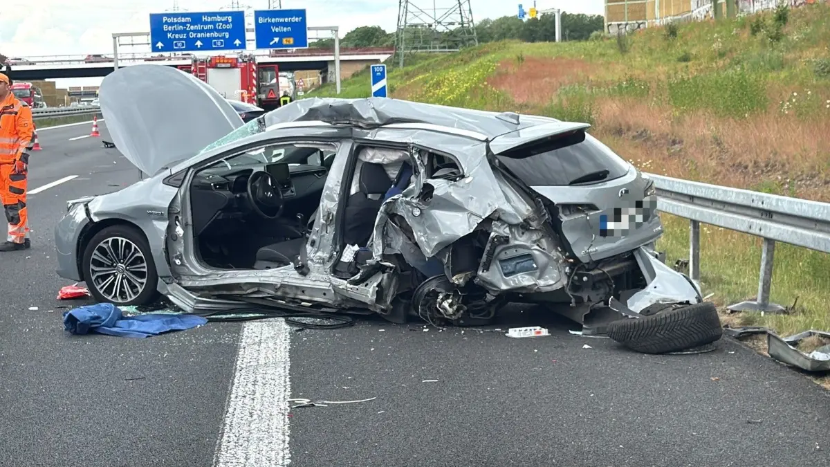 Unfall auf der Autobahn: Auf der A10 am nördlichen Berliner Ring sind mehrere Autos zusammengestoßen. Für Rettungs- und Bergungsarbeiten wurde die A10 in Richtung Hamburg gesperrt.