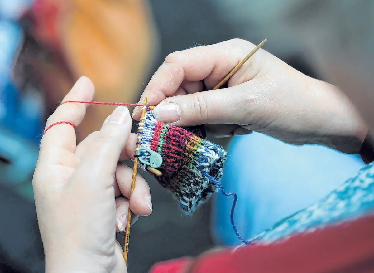Stricken, Häkeln, Sticken: Was lange als Oma-Alltag galt, feiert auch bei vielen jungen Menschen ein Comeback.