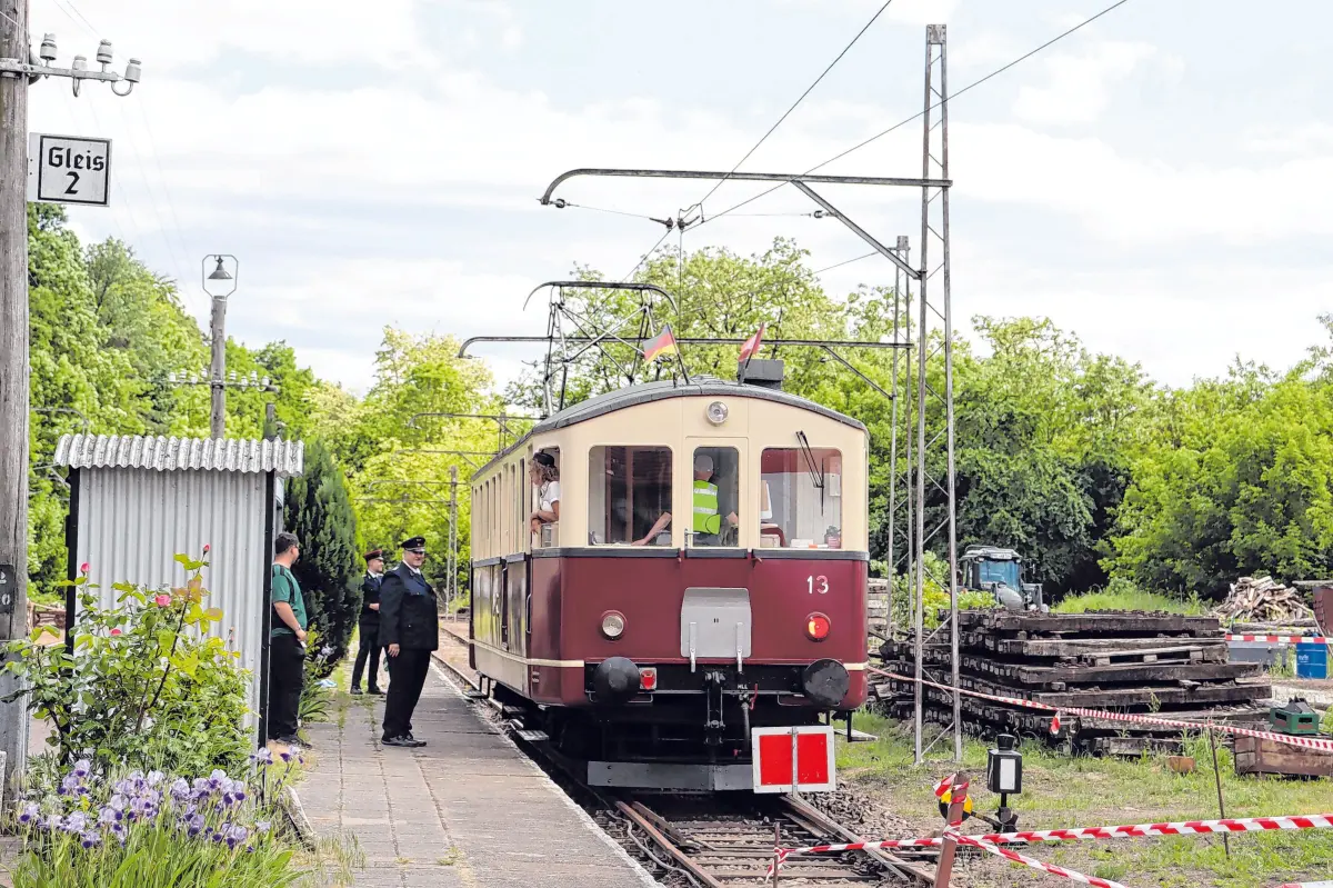 Mit dem Rosentags-Zug nach Buckow: Auch das Team der Kleinbahn ist natürlich zum großen Fest im Einsatz. Unter www.buckower-kleinbahn.de gibt es den Fahrplan. Anschluss besteht in Müncheberg zu den Zügen der RB26.