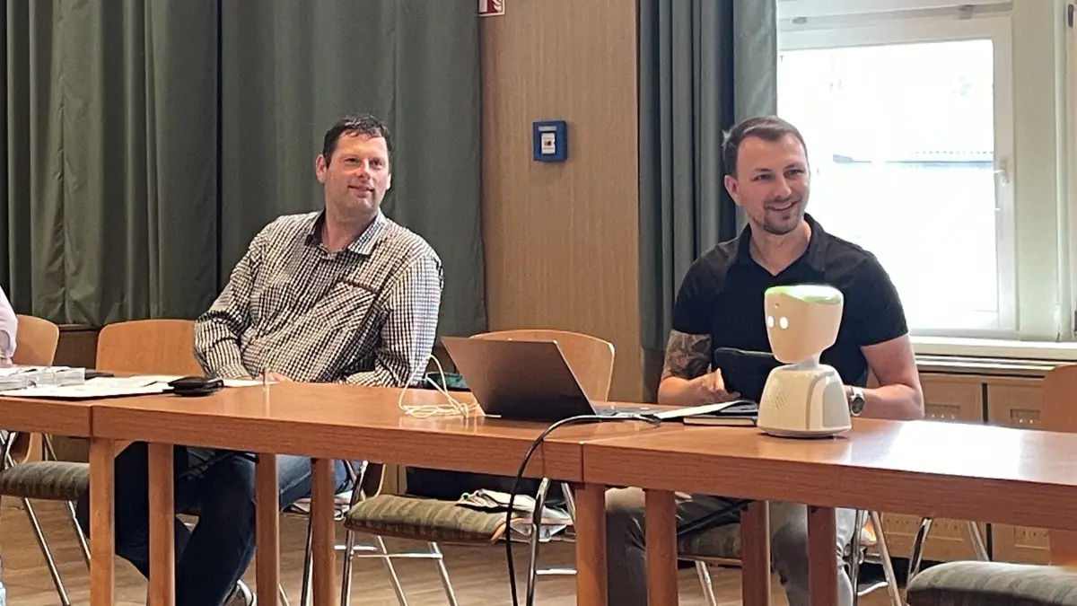 Mit dem Avatar auf der Schulbank: In Letschin zieht die IT-Technik auf dem Bildungscampus ein. Hauptamtsleiter Dennis Schmidt (r.) führt im Haus Lichtblick die neue Technik vor. Ausschussvorsitzender Lutz Wercham (l.) ist begeistert.